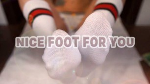 BABE PLAYS FEET CLOSEUP - FOOT FETISH AMATEUR