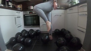 Foot Crush - Ballon Crush in Der Küche